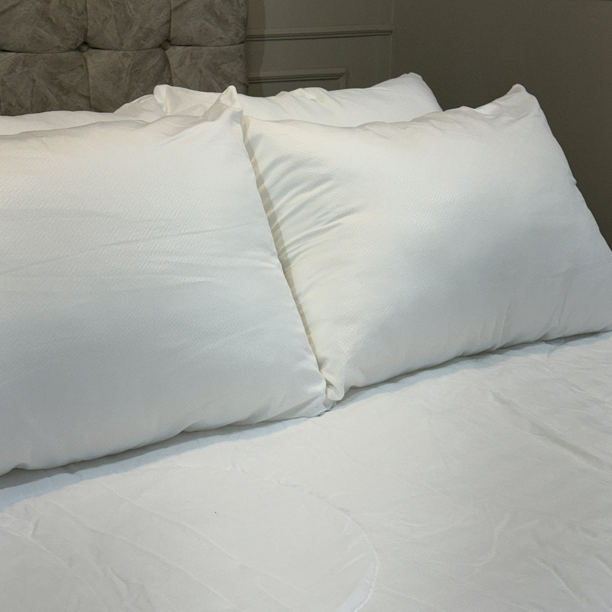 Dos almohadas siliconadas sobre una cama