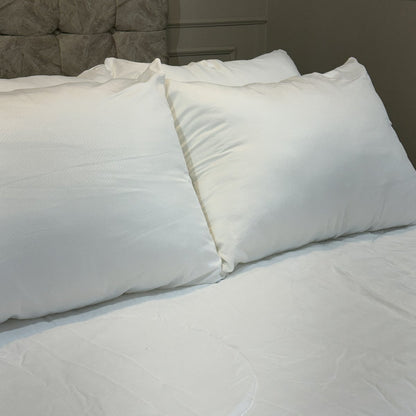 Dos almohadas siliconadas sobre una cama